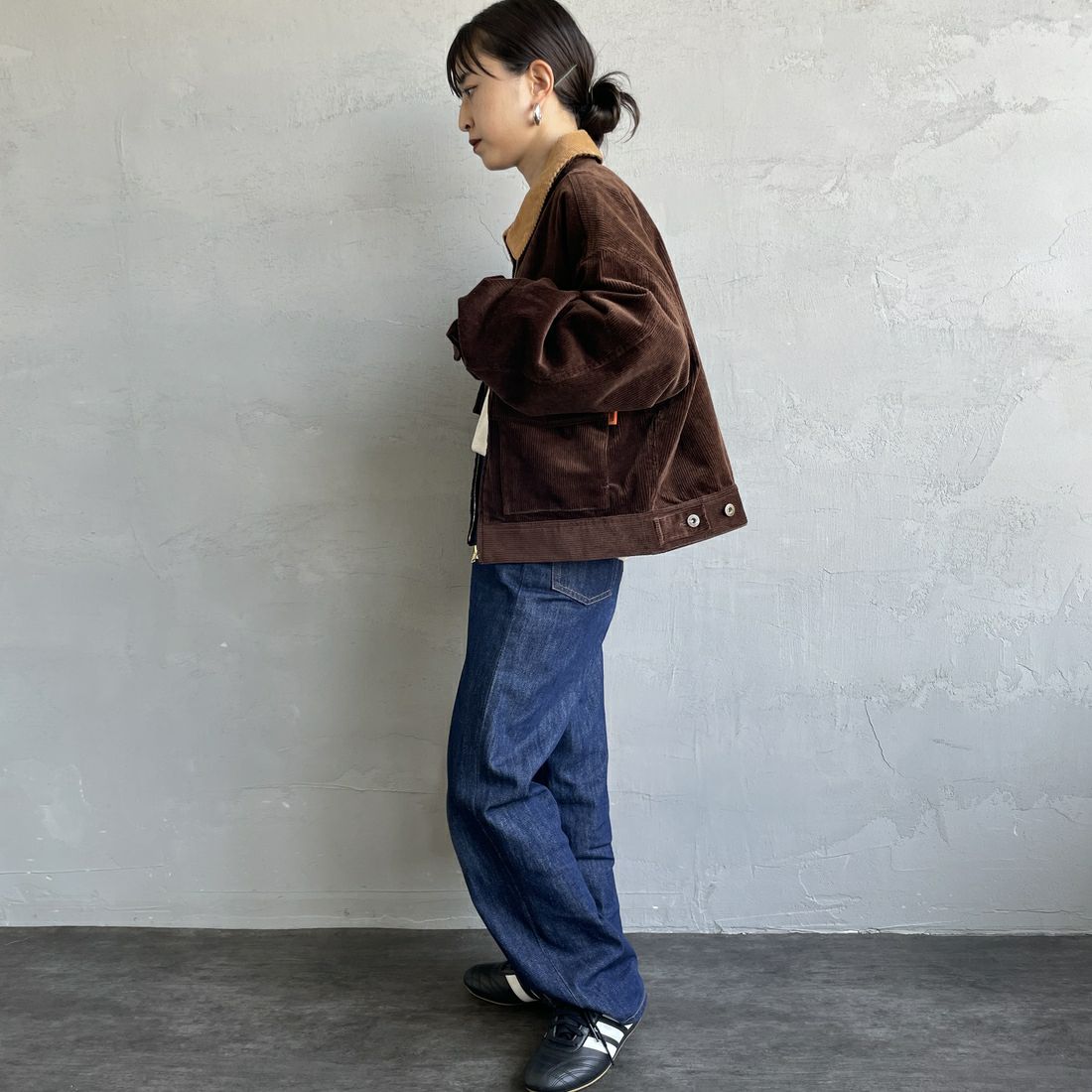 UNIVERSAL OVERALL [ユニバーサルオーバーオール] 別注 ショート丈ワークジャケット [U2532472IN-JF] BROWN &&モデル身長：150cm 着用サイズ：F&&