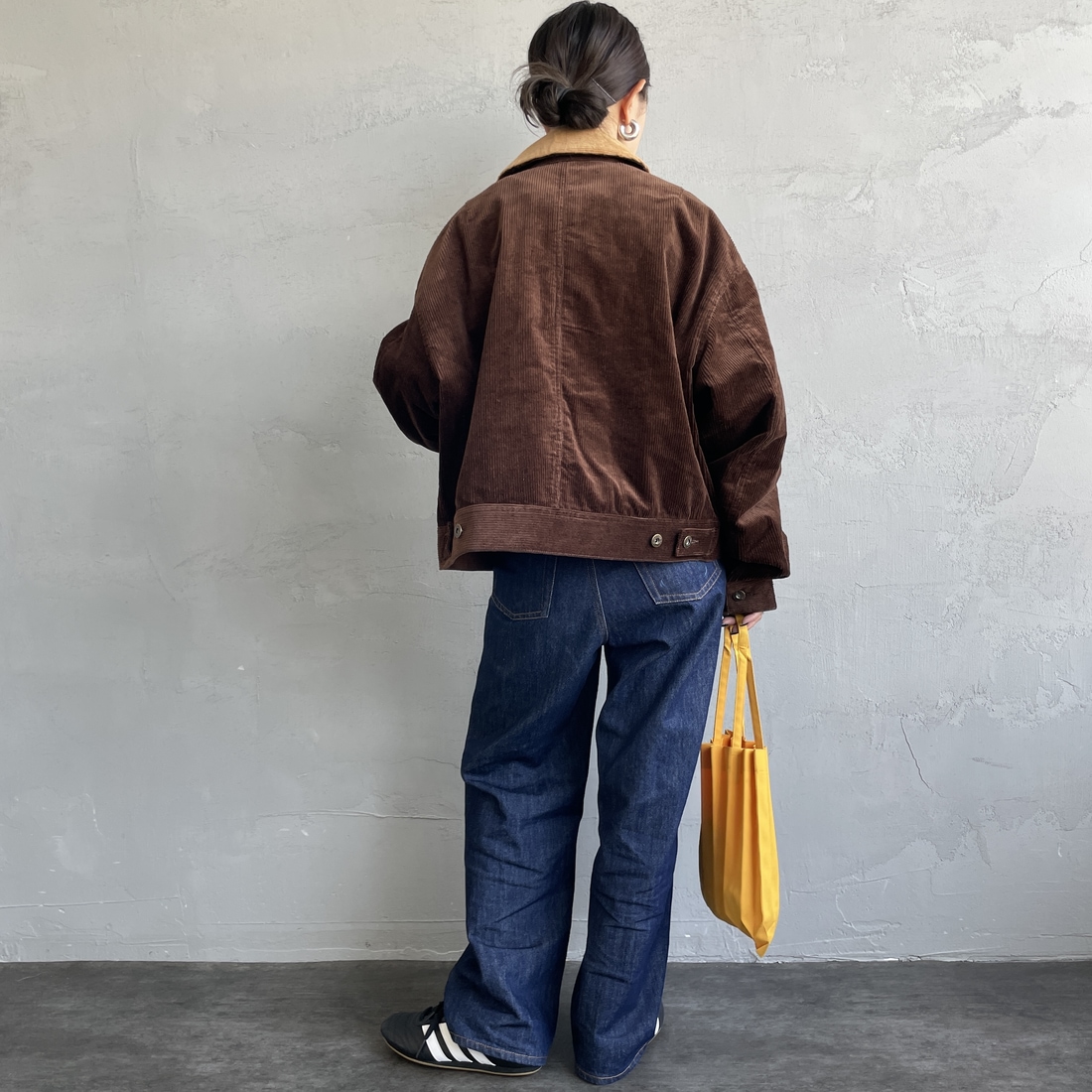 UNIVERSAL OVERALL [ユニバーサルオーバーオール] 別注 ショート丈ワークジャケット [U2532472IN-JF] BROWN &&モデル身長：150cm 着用サイズ：F&&