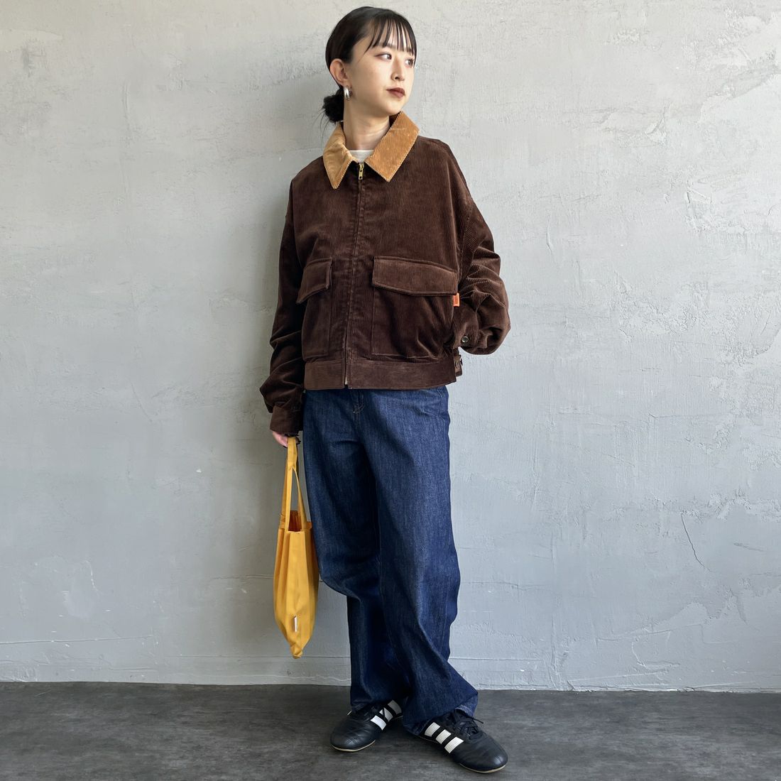 UNIVERSAL OVERALL [ユニバーサルオーバーオール] 別注 ショート丈ワークジャケット [U2532472IN-JF] BROWN &&モデル身長：150cm 着用サイズ：F&&