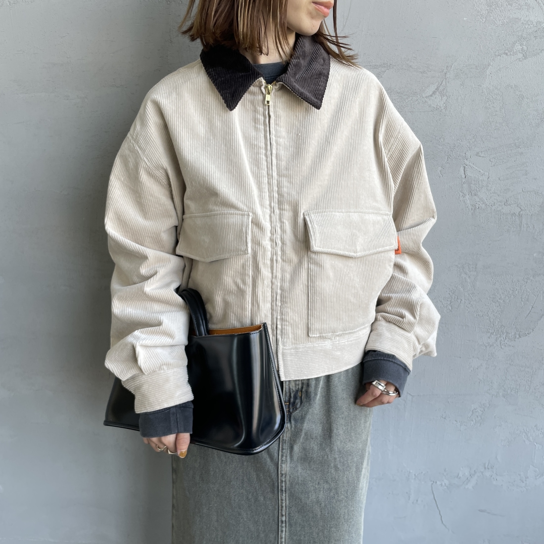 UNIVERSAL OVERALL [ユニバーサルオーバーオール] 別注 ショート丈ワークジャケット [U2532472IN-JF] GREIGE &&モデル身長：158cm 着用サイズ：F&&