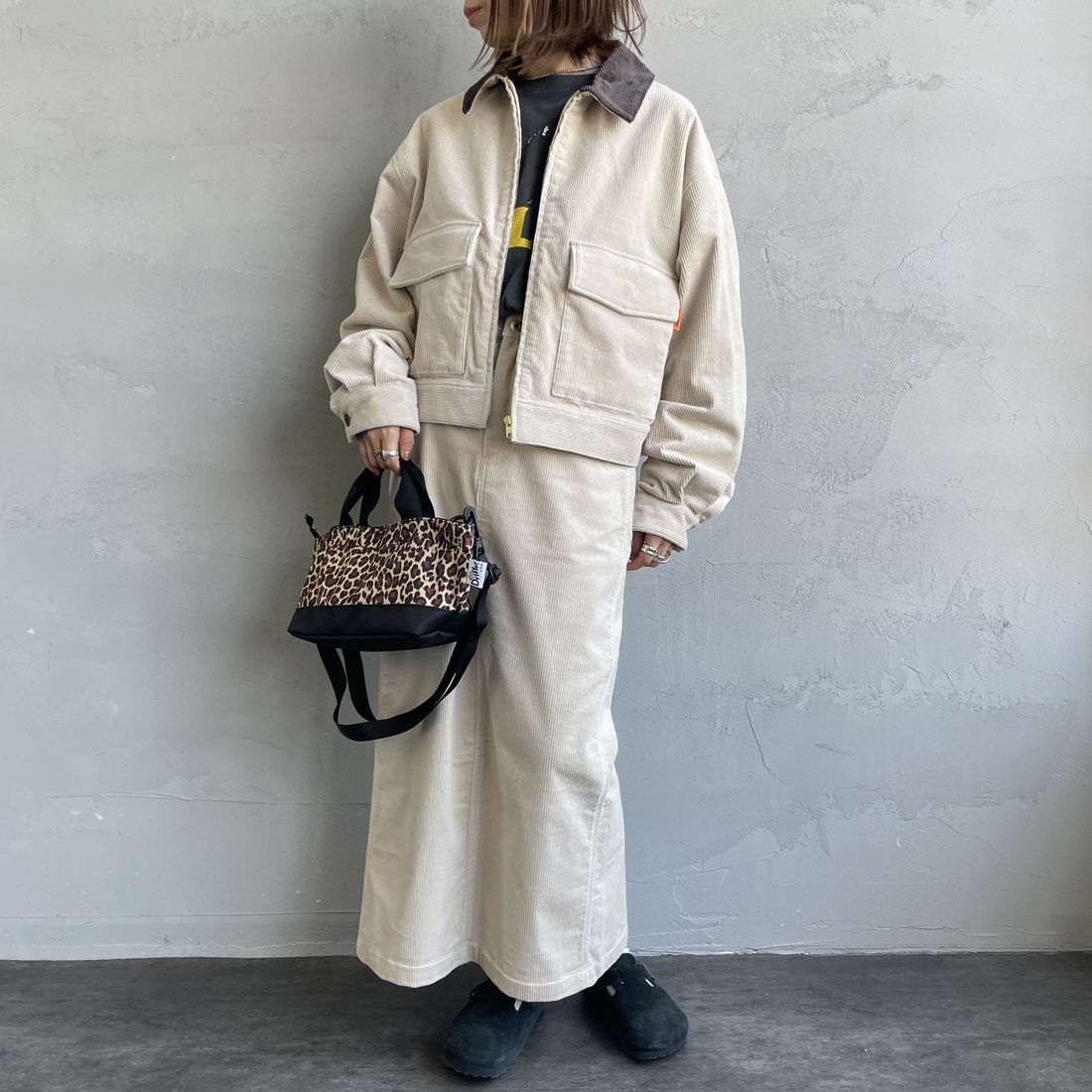 UNIVERSAL OVERALL [ユニバーサルオーバーオール] 別注 ショート丈ワークジャケット [U2532472IN-JF] GREIGE &&モデル身長：158cm 着用サイズ：F&&