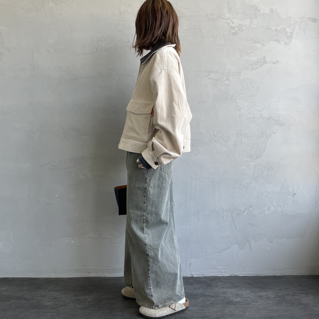 UNIVERSAL OVERALL [ユニバーサルオーバーオール] 別注 ショート丈ワークジャケット [U2532472IN-JF] GREIGE &&モデル身長：158cm 着用サイズ：F&&