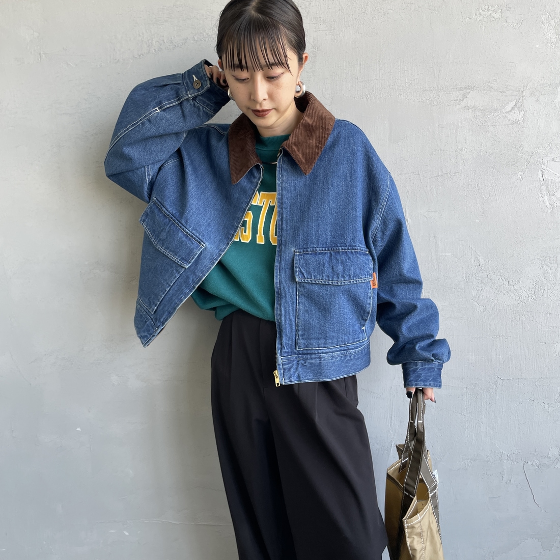 UNIVERSAL OVERALL [ユニバーサルオーバーオール] 別注 ショート丈ワークジャケット [U2532472IN-JF] INDIGO &&モデル身長：150cm 着用サイズ：F&&