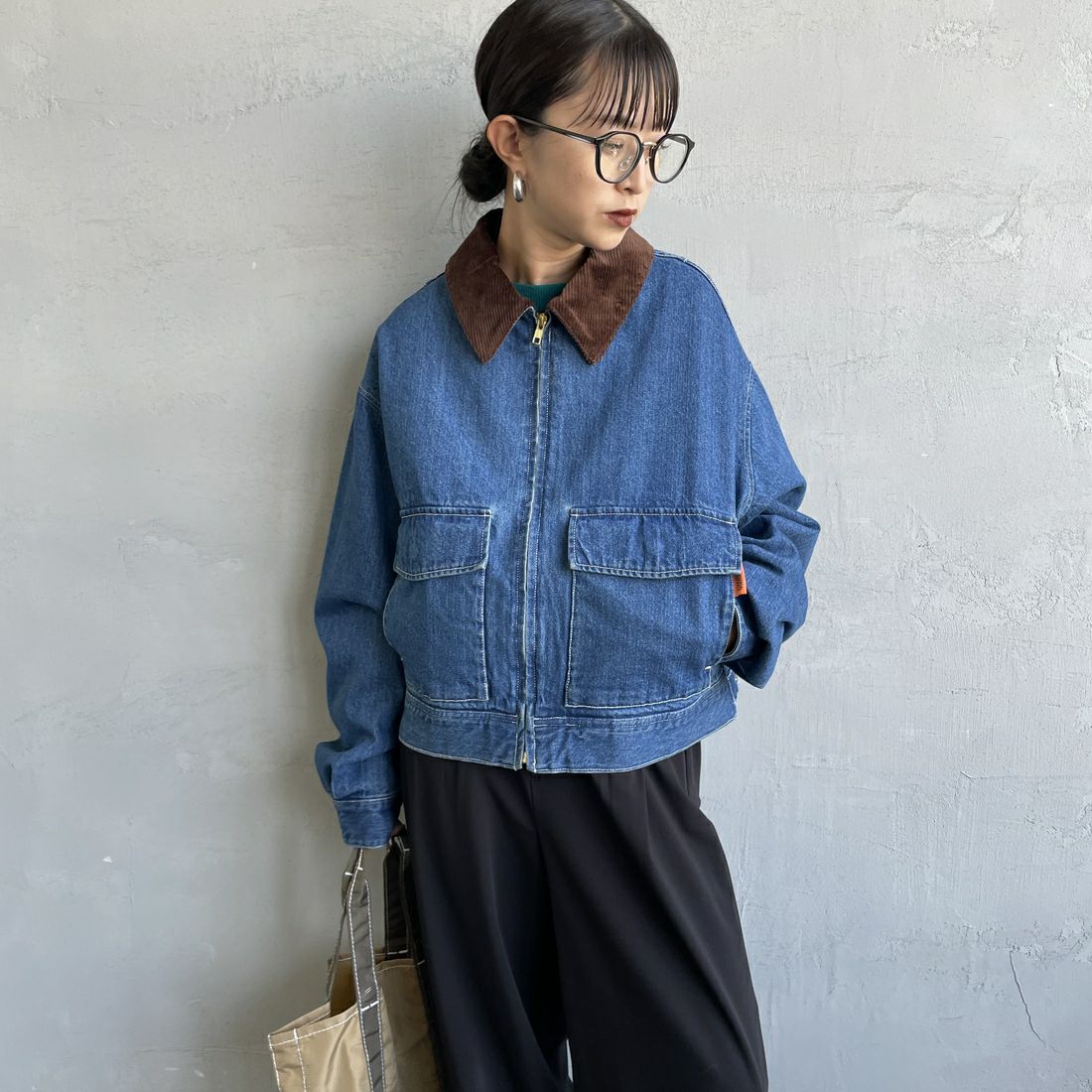 UNIVERSAL OVERALL [ユニバーサルオーバーオール] 別注 ショート丈ワークジャケット [U2532472IN-JF] INDIGO &&モデル身長：150cm 着用サイズ：F&&