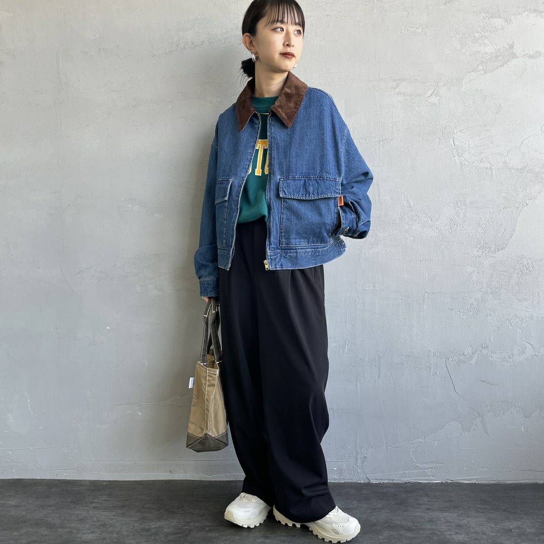 UNIVERSAL OVERALL [ユニバーサルオーバーオール] 別注 ショート丈ワークジャケット [U2532472IN-JF] INDIGO &&モデル身長：150cm 着用サイズ：F&&