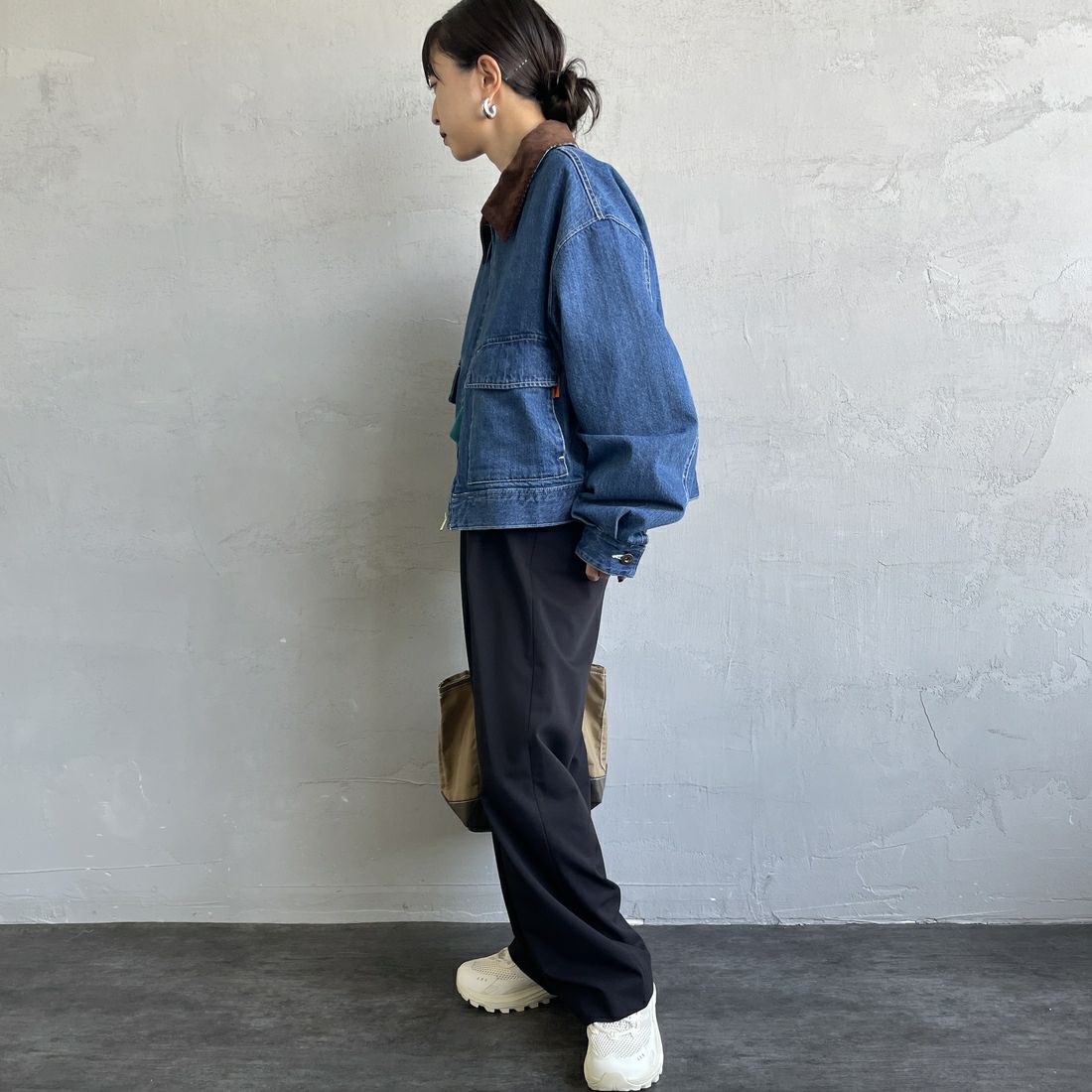 UNIVERSAL OVERALL [ユニバーサルオーバーオール] 別注 ショート丈ワークジャケット [U2532472IN-JF] INDIGO &&モデル身長：150cm 着用サイズ：F&&