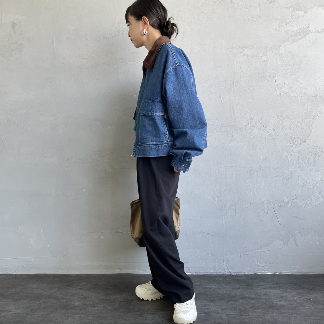 UNIVERSAL OVERALL [ユニバーサルオーバーオール] 別注 ショート丈ワークジャケット [U2532472IN-JF] INDIGO &&モデル身長：150cm 着用サイズ：F&&