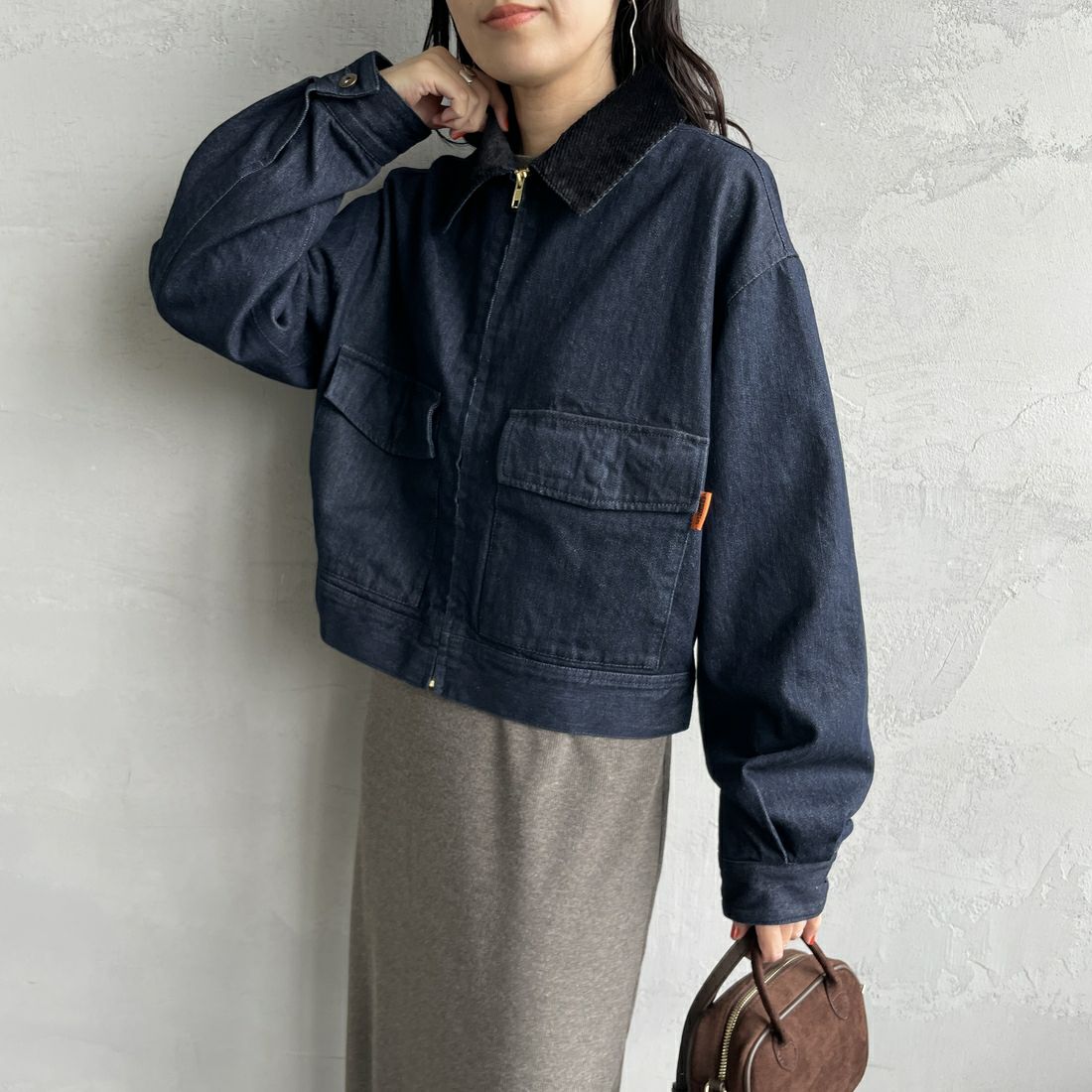 UNIVERSAL OVERALL [ユニバーサルオーバーオール] 別注 ショート丈ワークジャケット [U2532472IN-JF] O.W &&モデル身長：160cm 着用サイズ：F&&