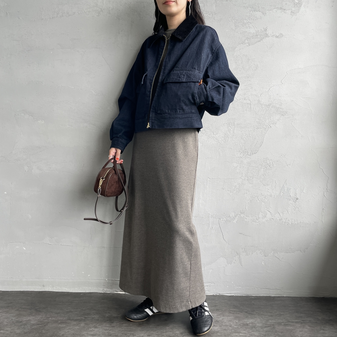 UNIVERSAL OVERALL [ユニバーサルオーバーオール] 別注 ショート丈ワークジャケット [U2532472IN-JF] O.W &&モデル身長：160cm 着用サイズ：F&&