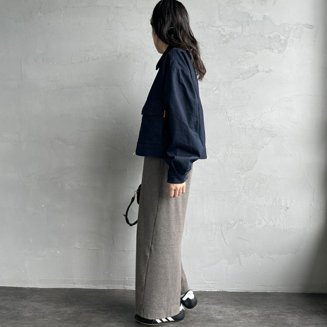 UNIVERSAL OVERALL [ユニバーサルオーバーオール] 別注 ショート丈ワークジャケット [U2532472IN-JF] O.W &&モデル身長：160cm 着用サイズ：F&&