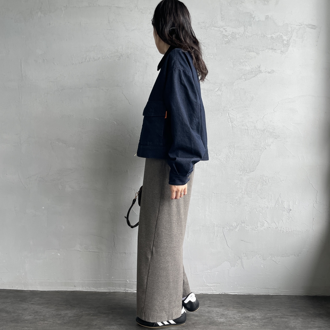 UNIVERSAL OVERALL [ユニバーサルオーバーオール] 別注 ショート丈ワークジャケット [U2532472IN-JF] O.W &&モデル身長：160cm 着用サイズ：F&&