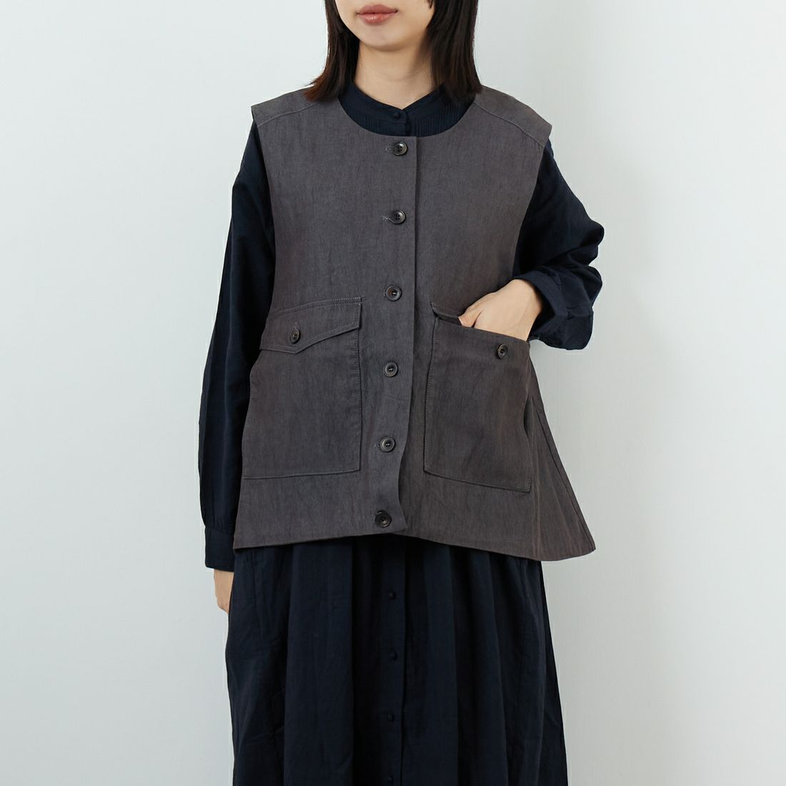 tumugu: [ツムグ] レーヨンナイロンベスト [TB25321] 88 CHARCOA &&モデル身長：162cm 着用サイズ：F&&