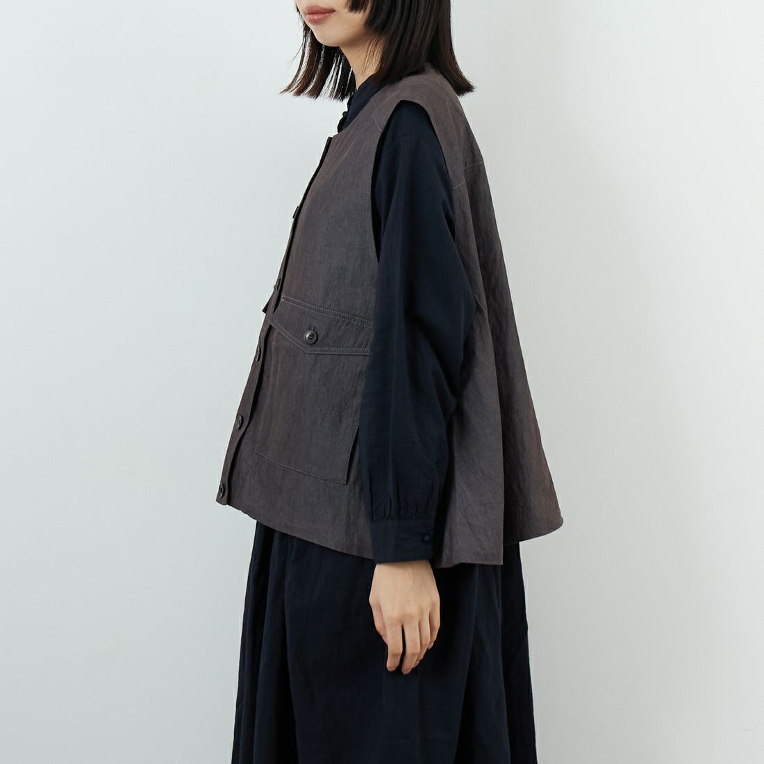 tumugu: [ツムグ] レーヨンナイロンベスト [TB25321] 88 CHARCOA &&モデル身長：162cm 着用サイズ：F&&