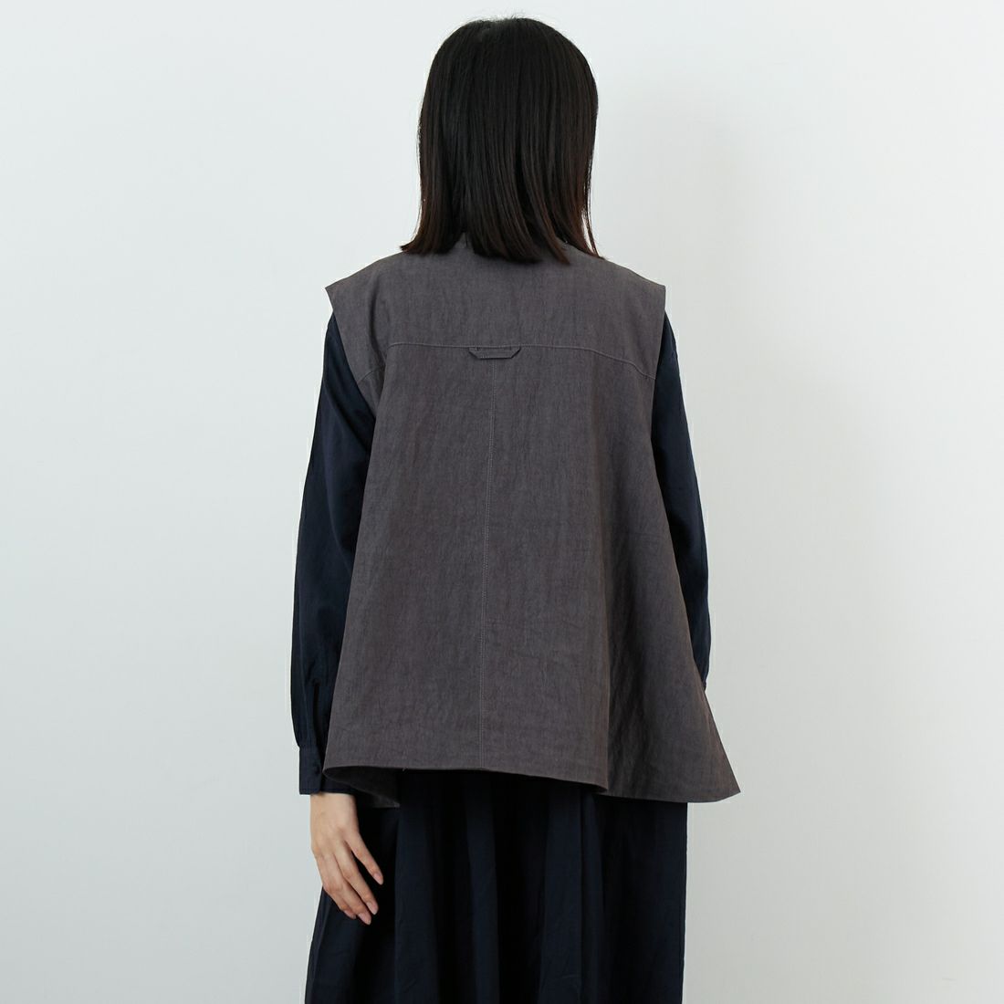 tumugu: [ツムグ] レーヨンナイロンベスト [TB25321] 88 CHARCOA &&モデル身長：162cm 着用サイズ：F&&