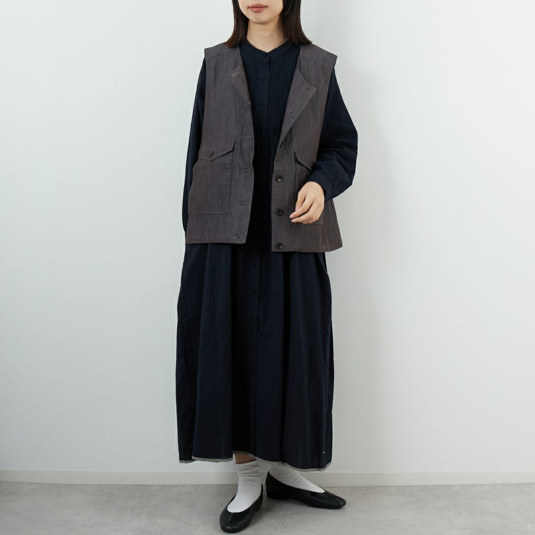 tumugu: [ツムグ] レーヨンナイロンベスト [TB25321] 88 CHARCOA &&モデル身長：162cm 着用サイズ：F&&