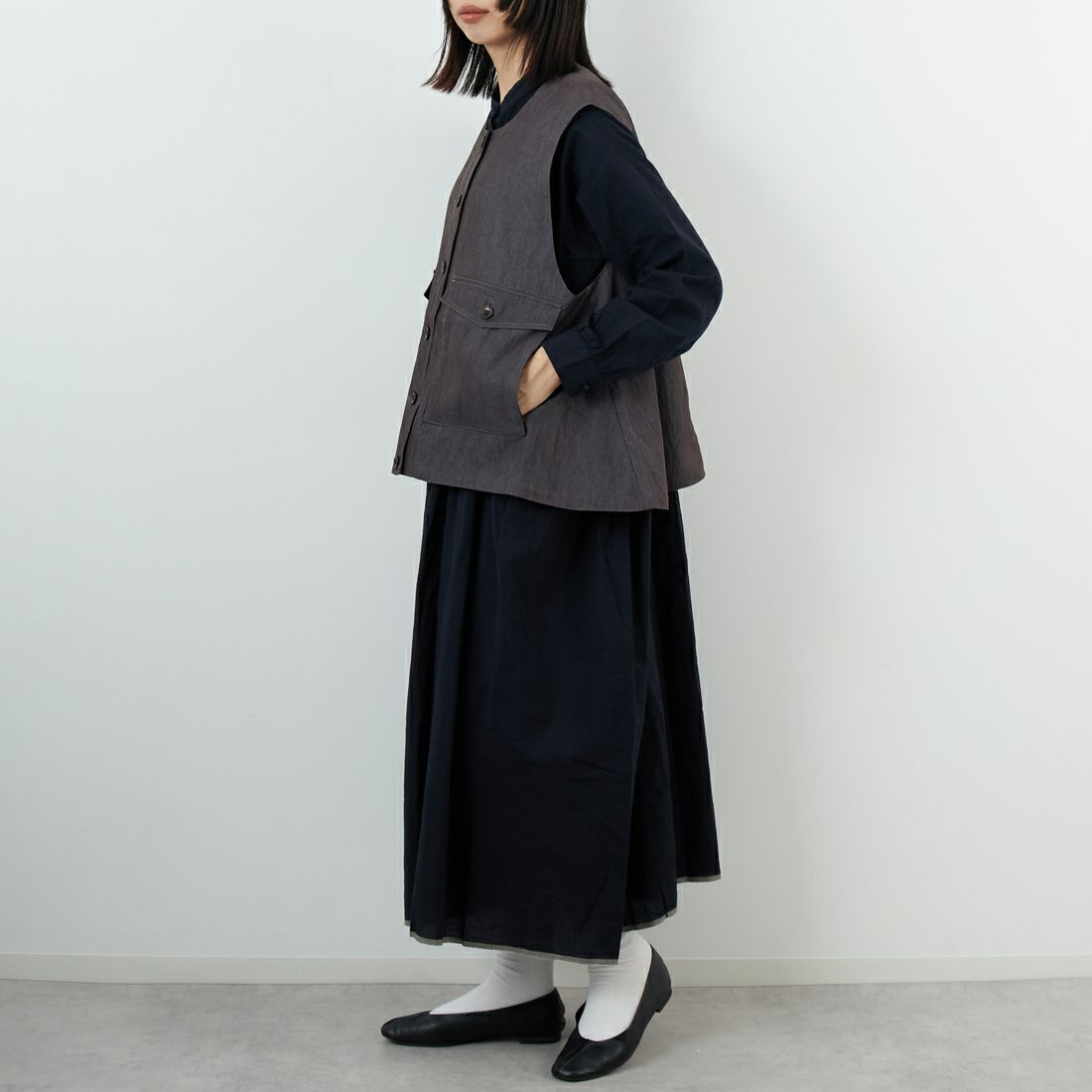 tumugu: [ツムグ] レーヨンナイロンベスト [TB25321] 88 CHARCOA &&モデル身長：162cm 着用サイズ：F&&