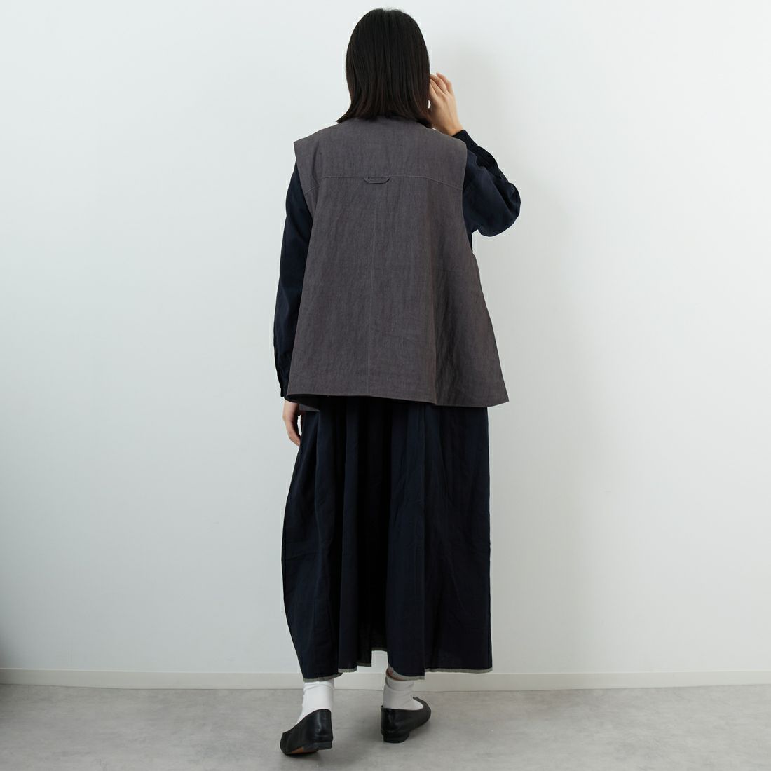 tumugu: [ツムグ] レーヨンナイロンベスト [TB25321] 88 CHARCOA &&モデル身長：162cm 着用サイズ：F&&