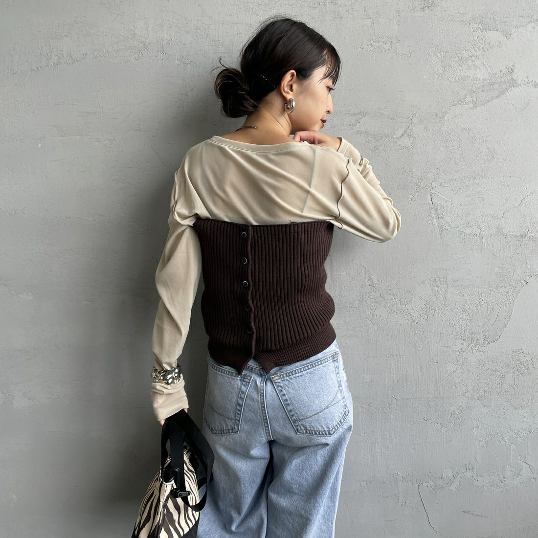 nenom [ネノム] マルチWAY フロントボタンリブニットビスチェ [NE25131033] 28 BROWN&&モデル身長：150cm 着用サイズ：F&&