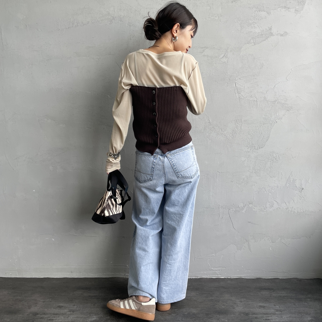 nenom [ネノム] マルチWAY フロントボタンリブニットビスチェ [NE25131033] 28 BROWN&&モデル身長：150cm 着用サイズ：F&&