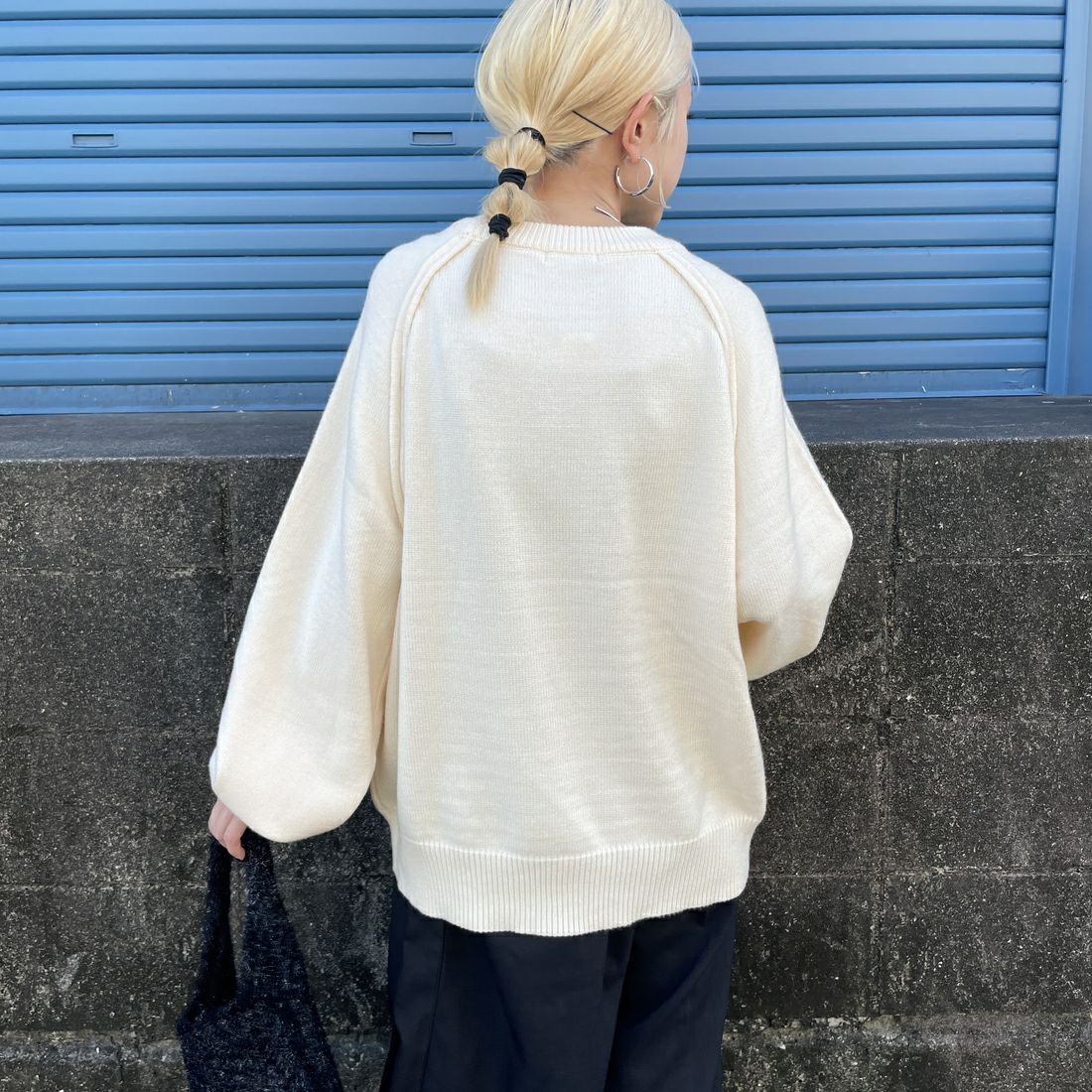 nenom [ネノム] スウェットライクニットプルオーバー [NE24131038] 02 OFF &&モデル身長：150cm 着用サイズ：F&&