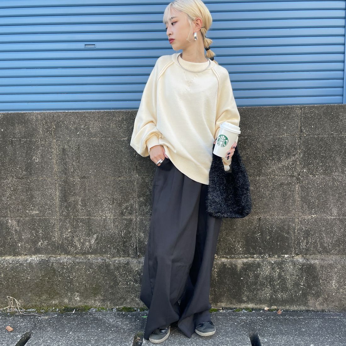 nenom [ネノム] スウェットライクニットプルオーバー [NE24131038] 02 OFF &&モデル身長：150cm 着用サイズ：F&&