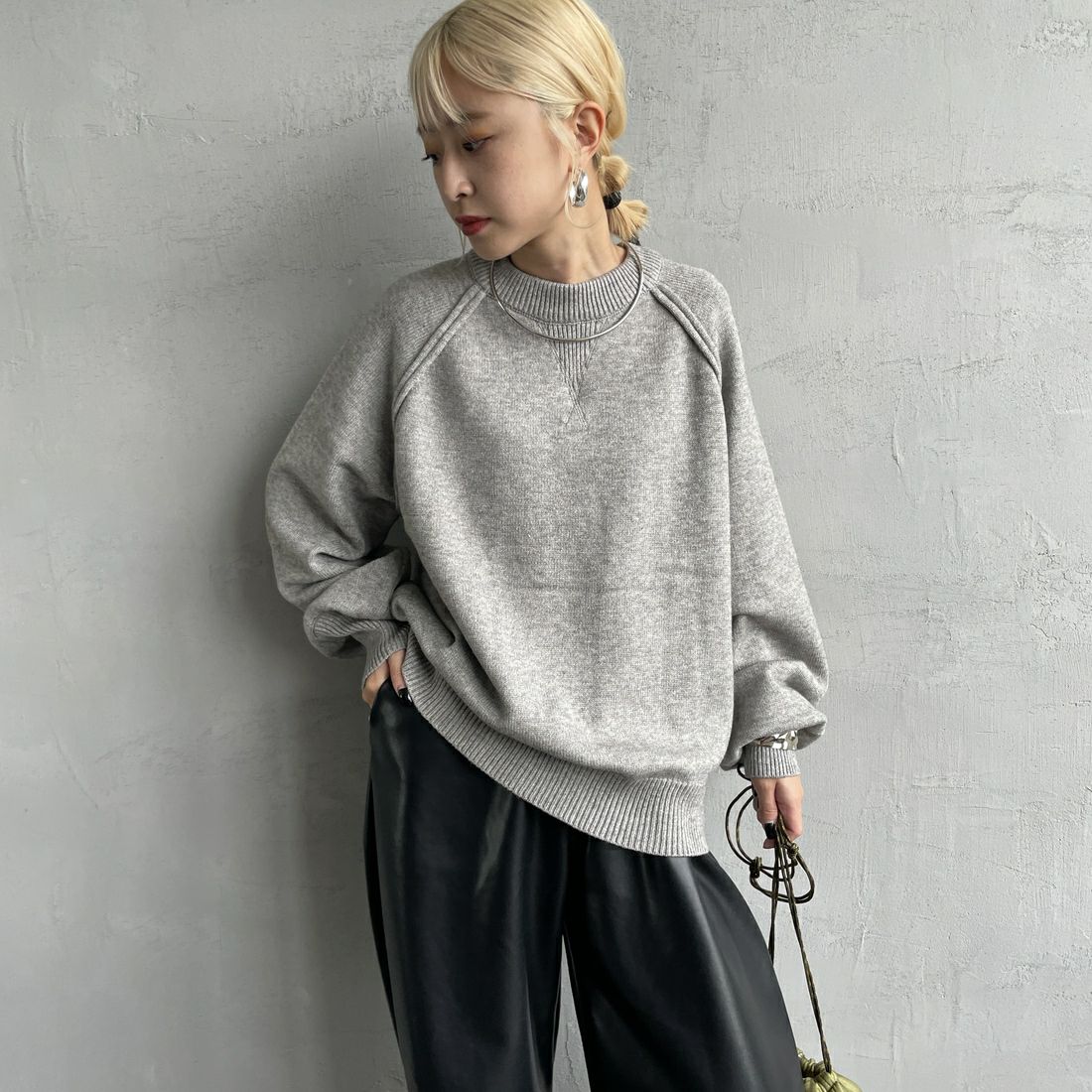 nenom [ネノム] スウェットライクニットプルオーバー [NE24131038] 07 GRAY &&モデル身長：150cm 着用サイズ：F&&