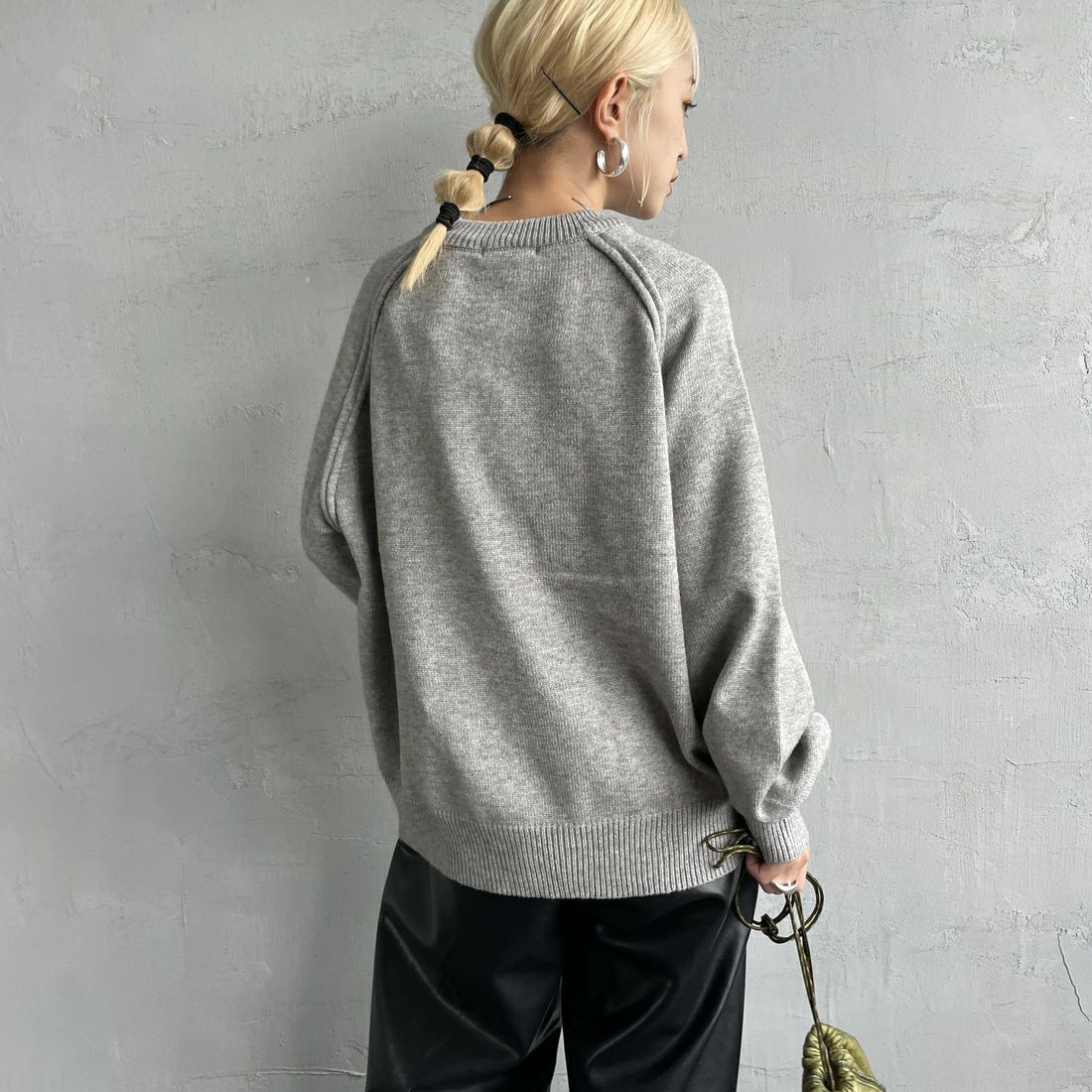 nenom [ネノム] スウェットライクニットプルオーバー [NE24131038] 07 GRAY &&モデル身長：150cm 着用サイズ：F&&