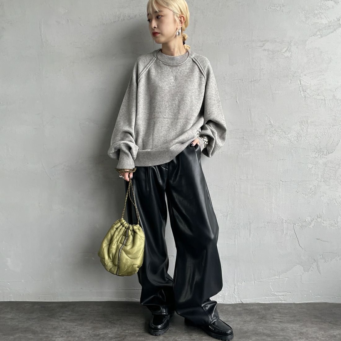 nenom [ネノム] スウェットライクニットプルオーバー [NE24131038] 07 GRAY &&モデル身長：150cm 着用サイズ：F&&