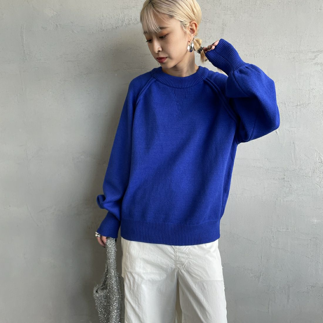 nenom [ネノム] スウェットライクニットプルオーバー [NE24131038] 12 BLUE &&モデル身長：150cm 着用サイズ：F&&