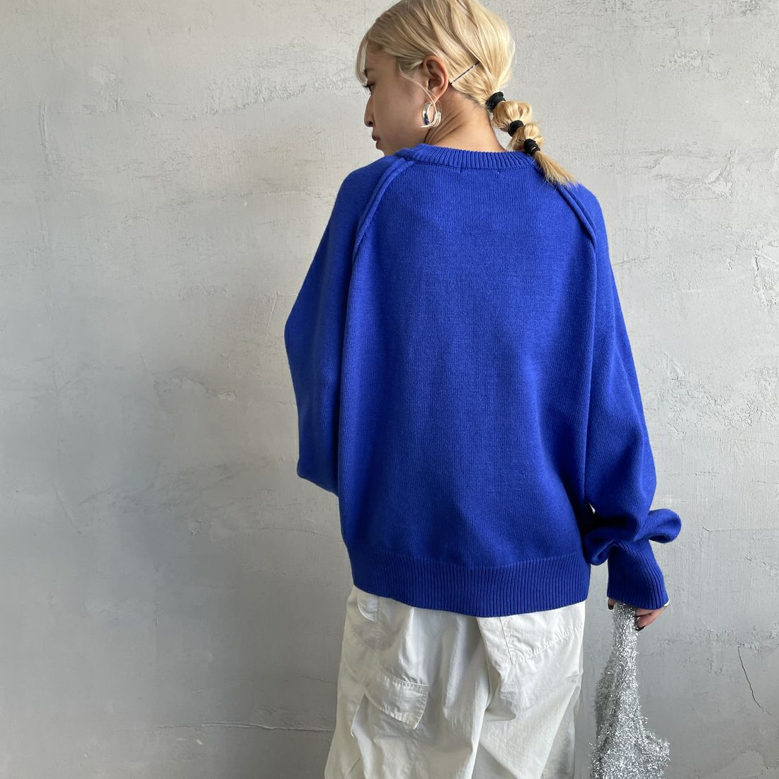 nenom [ネノム] スウェットライクニットプルオーバー [NE24131038] 12 BLUE &&モデル身長：150cm 着用サイズ：F&&