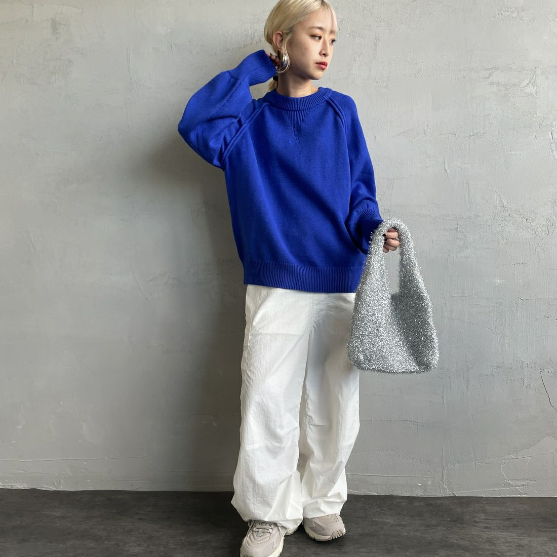 nenom [ネノム] スウェットライクニットプルオーバー [NE24131038] 12 BLUE &&モデル身長：150cm 着用サイズ：F&&