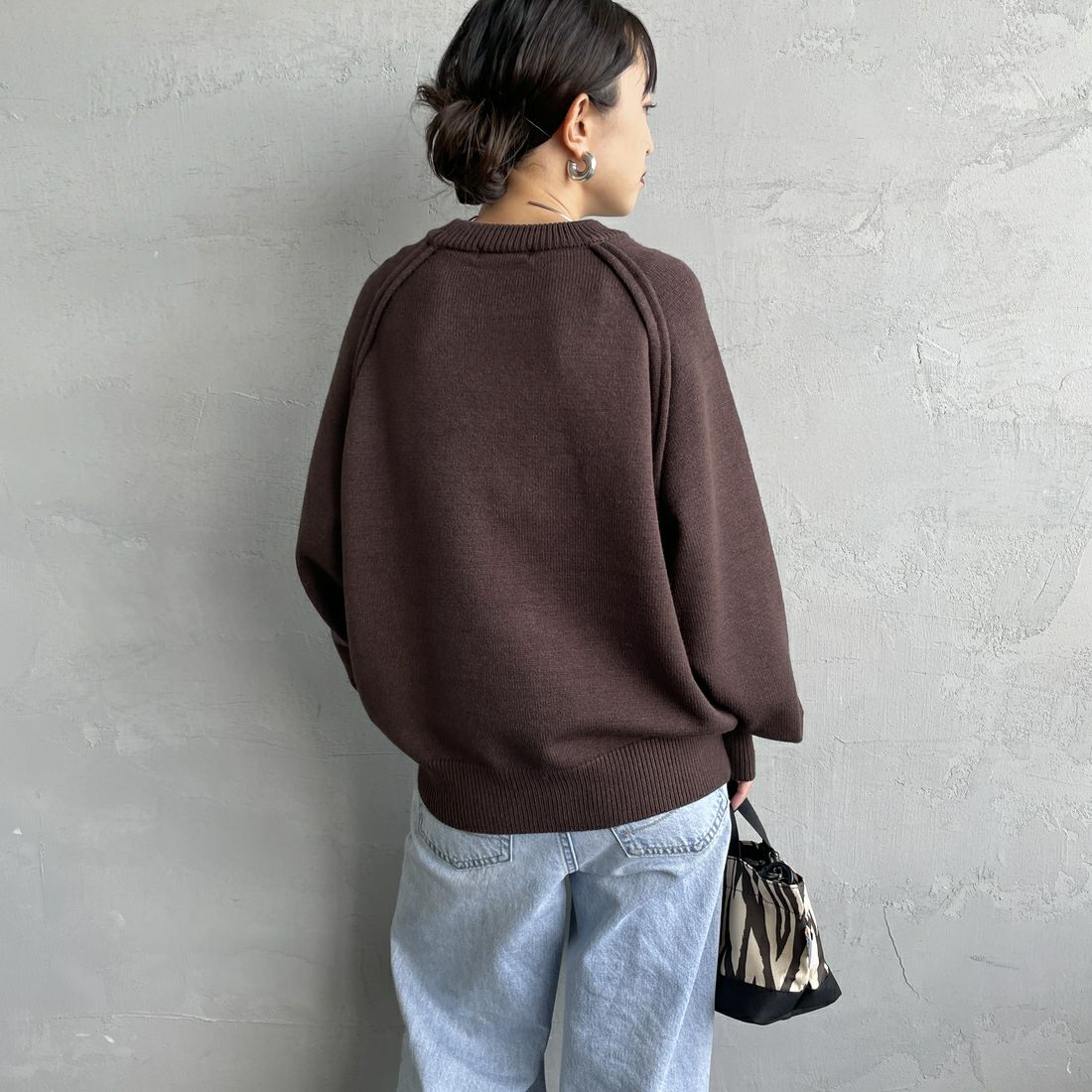 nenom [ネノム] スウェットライクニットプルオーバー [NE24131038] 28 BROWN &&モデル身長：150cm 着用サイズ：F&&