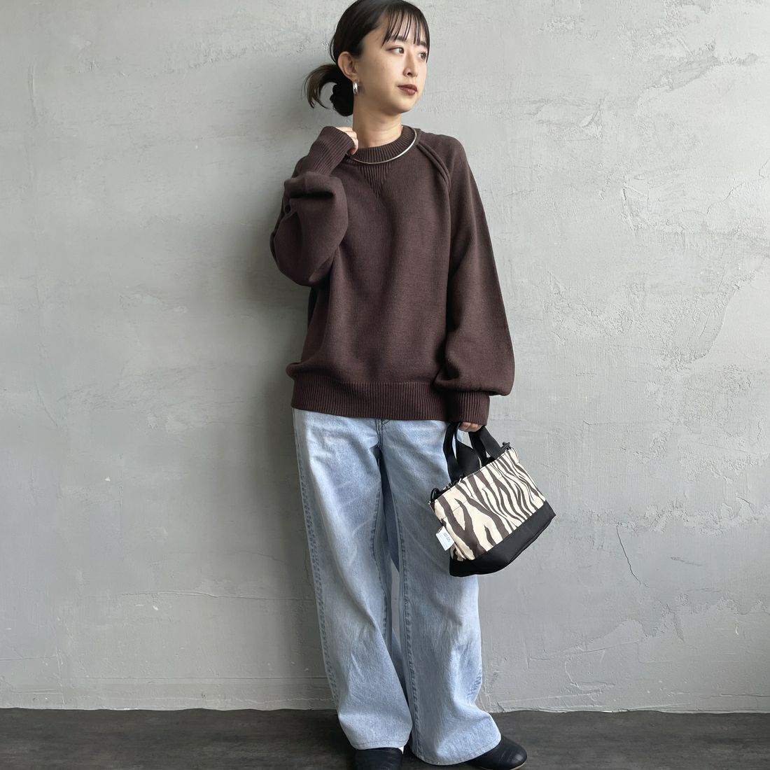nenom [ネノム] スウェットライクニットプルオーバー [NE24131038] 28 BROWN &&モデル身長：150cm 着用サイズ：F&&
