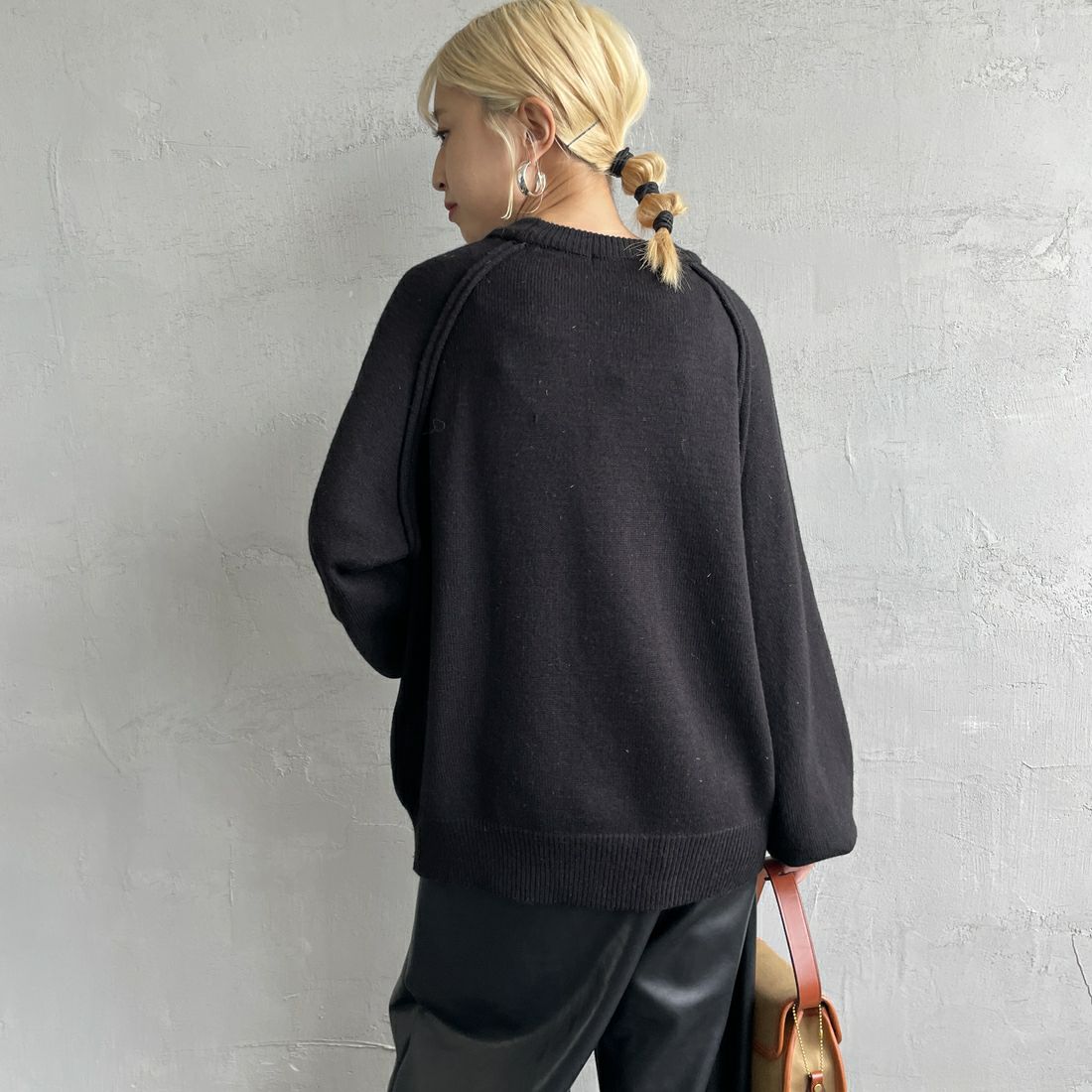 nenom [ネノム] スウェットライクニットプルオーバー [NE24131038] 09 BLACK &&モデル身長：150cm 着用サイズ：F&&