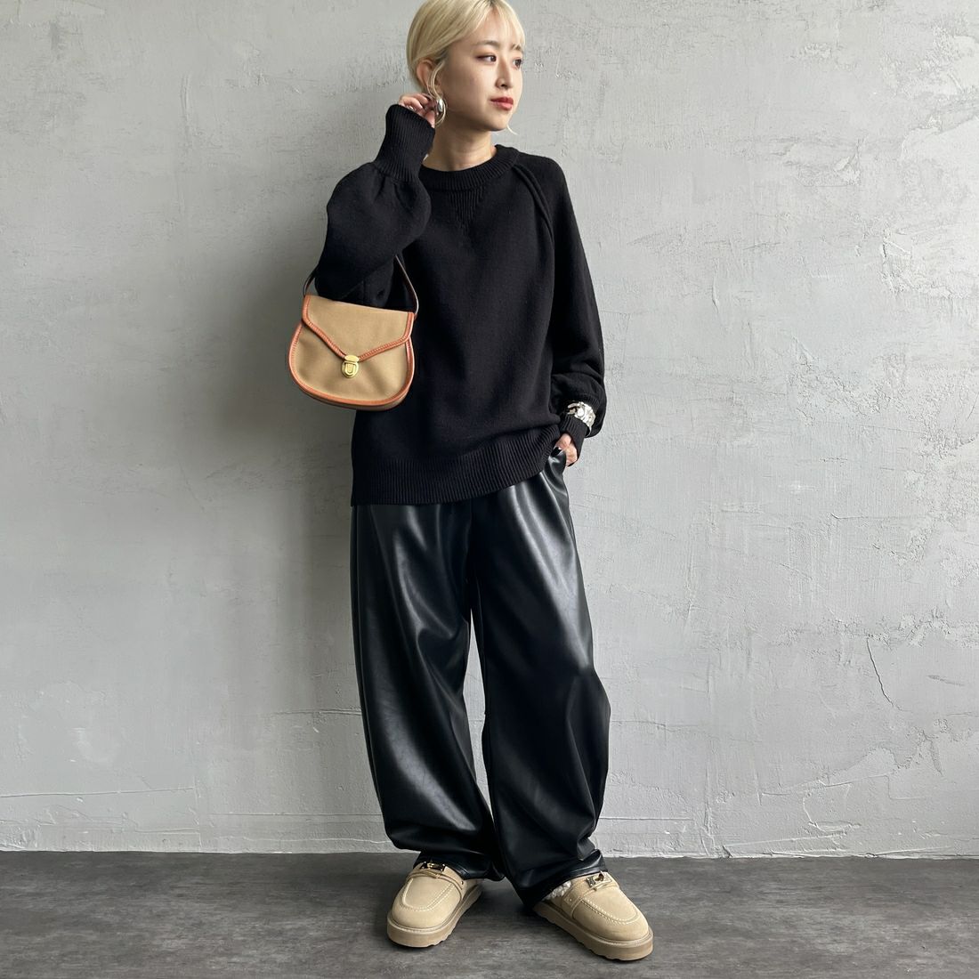 nenom [ネノム] スウェットライクニットプルオーバー [NE24131038] 09 BLACK &&モデル身長：150cm 着用サイズ：F&&