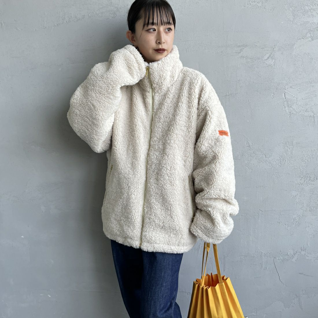 UNIVERSAL OVERALL [ユニバーサルオーバーオール] 別注 カールボアブルゾン [U2532400IN-JF] IVORY &&モデル身長：150cm 着用サイズ：F&&