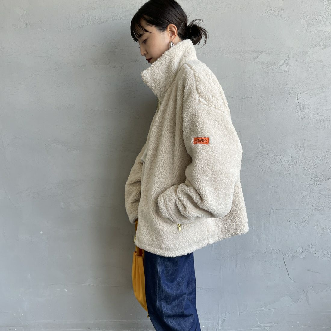 UNIVERSAL OVERALL [ユニバーサルオーバーオール] 別注 カールボアブルゾン [U2532400IN-JF] IVORY &&モデル身長：150cm 着用サイズ：F&&