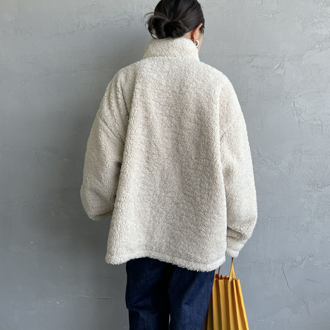 UNIVERSAL OVERALL [ユニバーサルオーバーオール] 別注 カールボアブルゾン [U2532400IN-JF] IVORY &&モデル身長：150cm 着用サイズ：F&&