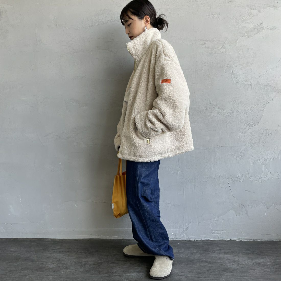 UNIVERSAL OVERALL [ユニバーサルオーバーオール] 別注 カールボアブルゾン [U2532400IN-JF] IVORY &&モデル身長：150cm 着用サイズ：F&&