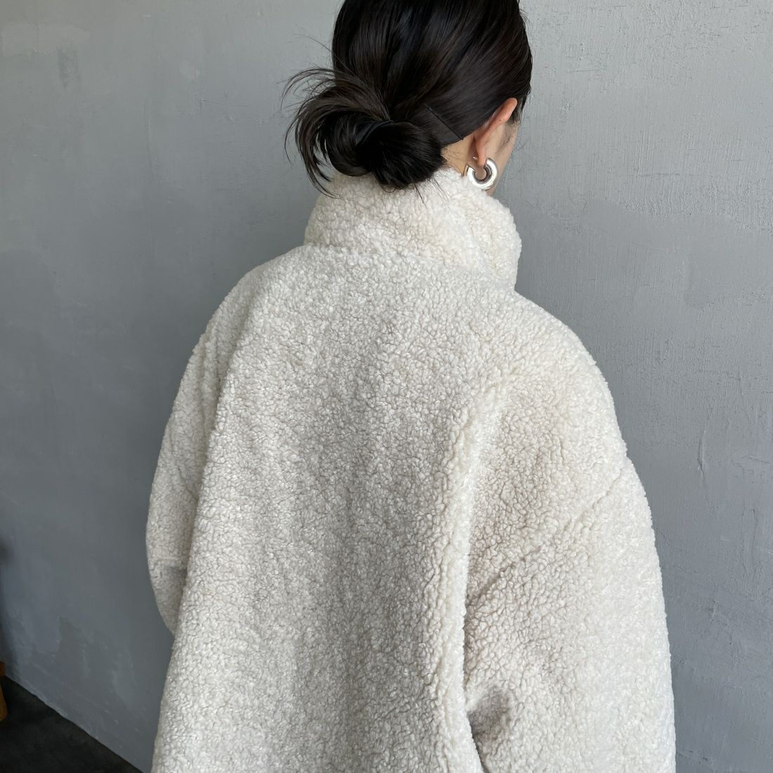 UNIVERSAL OVERALL [ユニバーサルオーバーオール] 別注 カールボアブルゾン [U2532400IN-JF] IVORY &&モデル身長：150cm 着用サイズ：F&&