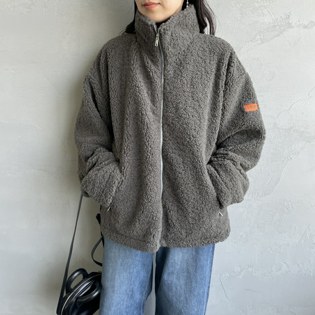 UNIVERSAL OVERALL [ユニバーサルオーバーオール] 別注 カールボアブルゾン [U2532400IN-JF] CHARCOAL &&モデル身長：160cm 着用サイズ：F&&