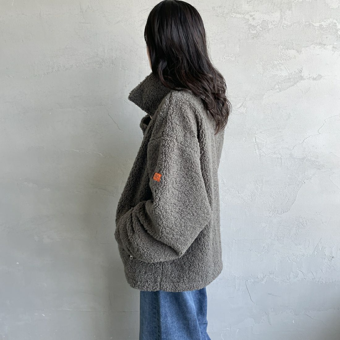 UNIVERSAL OVERALL [ユニバーサルオーバーオール] 別注 カールボアブルゾン [U2532400IN-JF] CHARCOAL &&モデル身長：160cm 着用サイズ：F&&