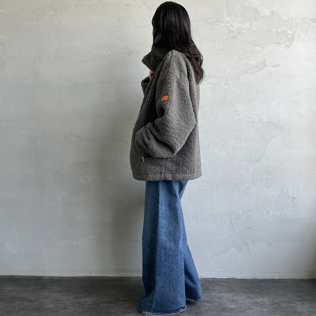 UNIVERSAL OVERALL [ユニバーサルオーバーオール] 別注 カールボアブルゾン [U2532400IN-JF] CHARCOAL &&モデル身長：160cm 着用サイズ：F&&