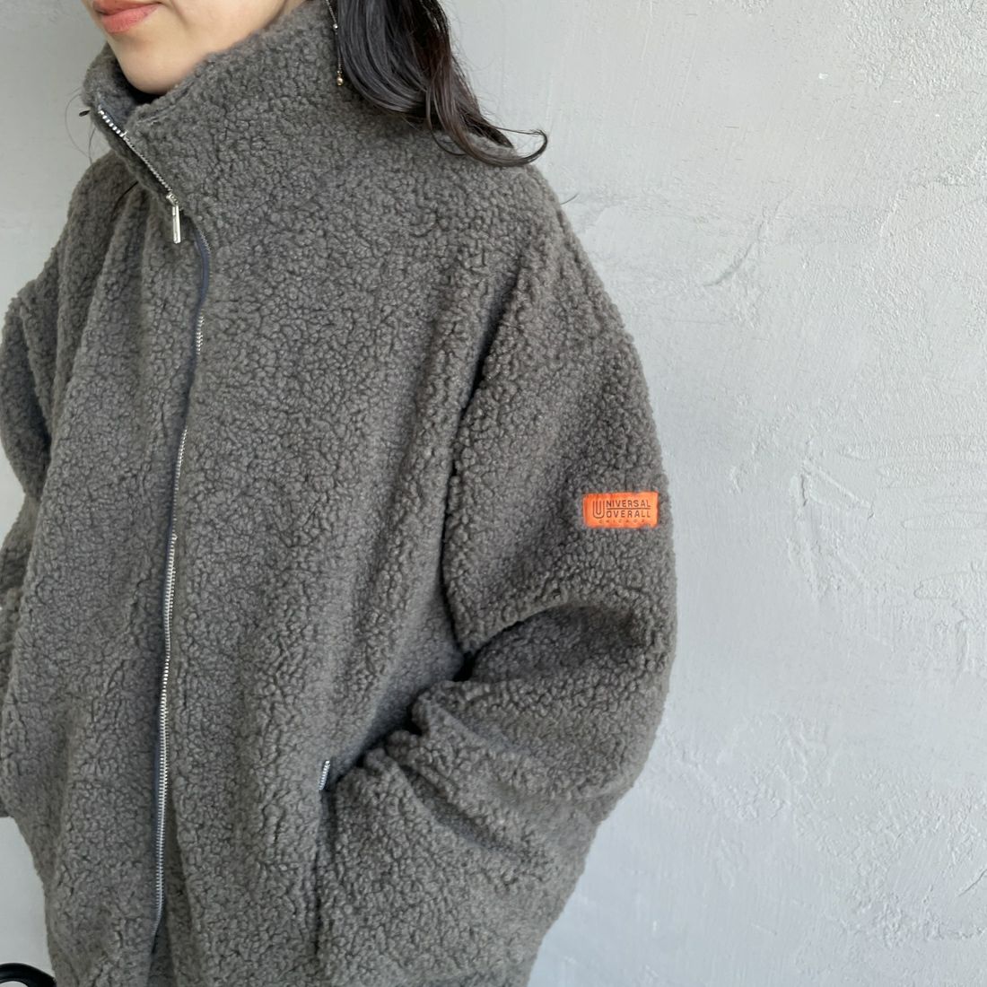 UNIVERSAL OVERALL [ユニバーサルオーバーオール] 別注 カールボアブルゾン [U2532400IN-JF] CHARCOAL &&モデル身長：160cm 着用サイズ：F&&