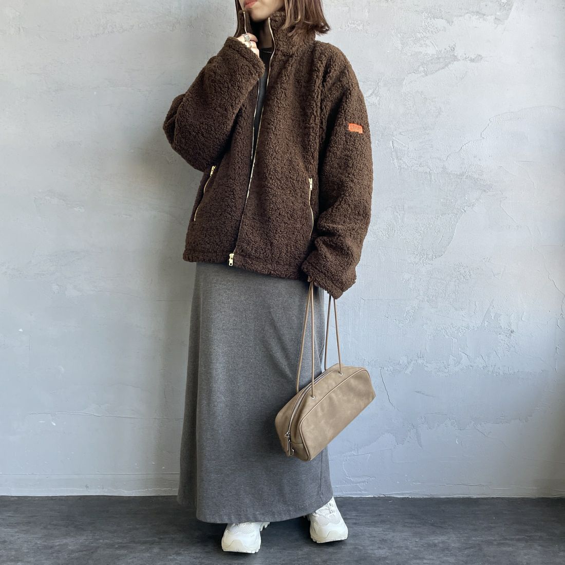 UNIVERSAL OVERALL [ユニバーサルオーバーオール] 別注 カールボアブルゾン [U2532400IN-JF] BROWN &&モデル身長：158cm 着用サイズ：F&&