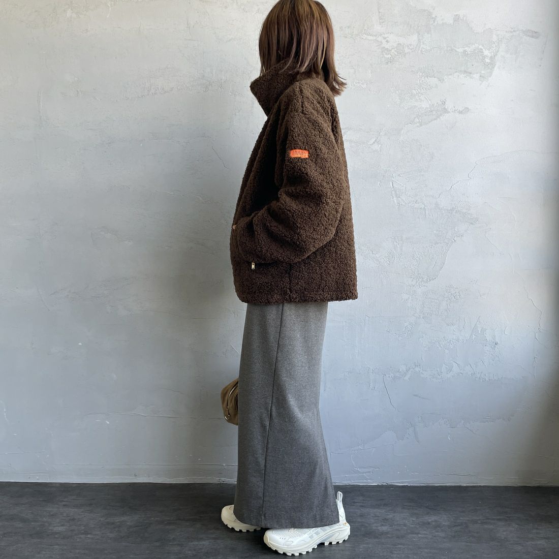 UNIVERSAL OVERALL [ユニバーサルオーバーオール] 別注 カールボアブルゾン [U2532400IN-JF] BROWN &&モデル身長：158cm 着用サイズ：F&&