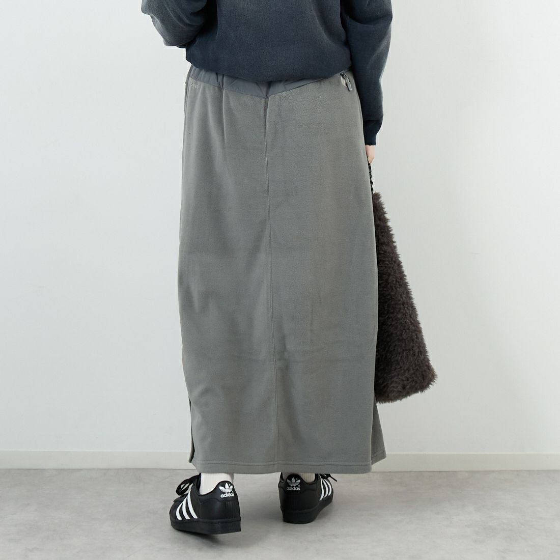 Marmot [マーモット] ウィメンズ ポーラライトフリーススカート [MTFW25WFL038] KHAKI &&モデル身長：162cm 着用サイズ：M&&