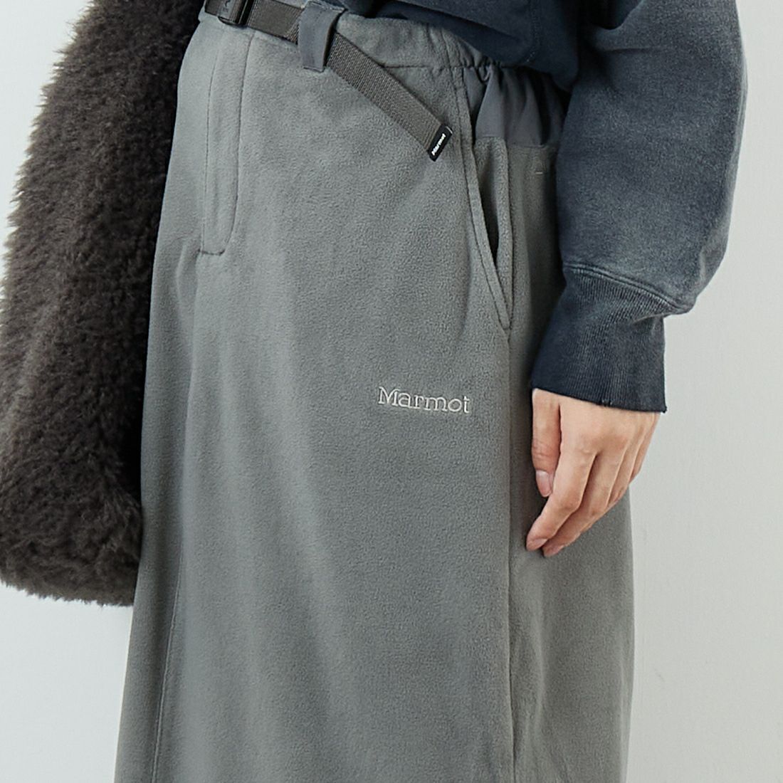 Marmot [マーモット] ウィメンズ ポーラライトフリーススカート [MTFW25WFL038] KHAKI &&モデル身長：162cm 着用サイズ：M&&