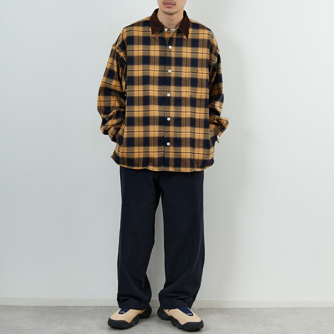 UNIVERSAL OVERALL [ユニバーサルオーバーオール] 別注 ビッグシルエットパジャマシャツ [U2511100IN-JF] YELLOW &&モデル身長：168cm 着用サイズ：M&&