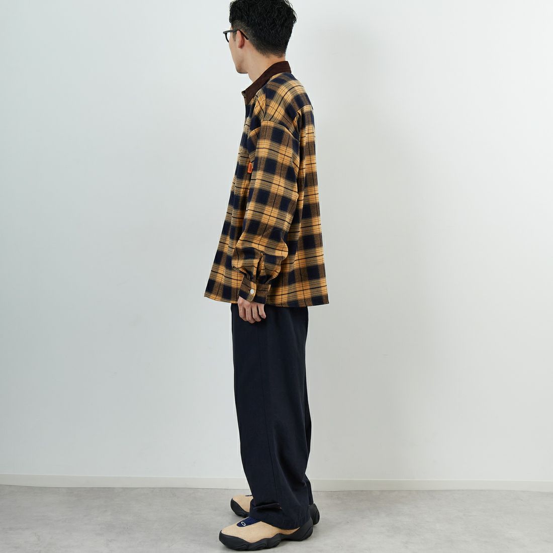 UNIVERSAL OVERALL [ユニバーサルオーバーオール] 別注 ビッグシルエットパジャマシャツ [U2511100IN-JF] YELLOW &&モデル身長：168cm 着用サイズ：M&&